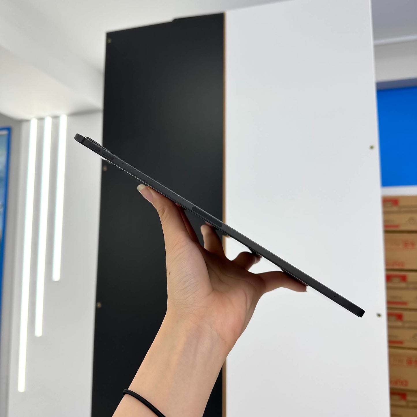 IPAD PRO M5 256 DEN - Pin 100% sạc 21 lần - W6G9K A- Busan