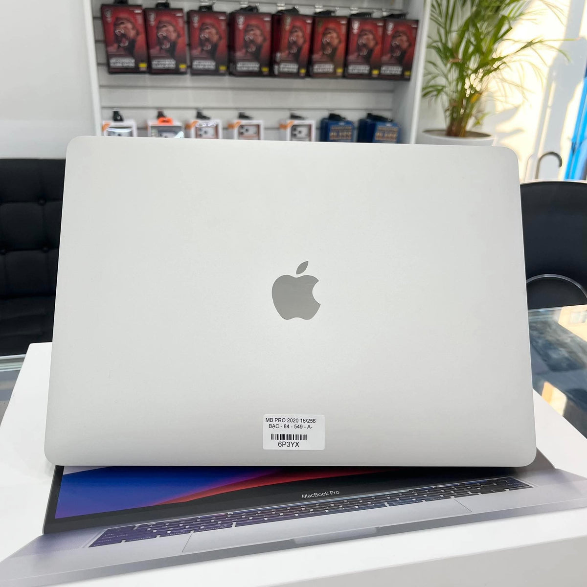 MacBook Pro 2020 bản 16/256 bạc - sạc 84 lần - 6P3YX- a- Busan