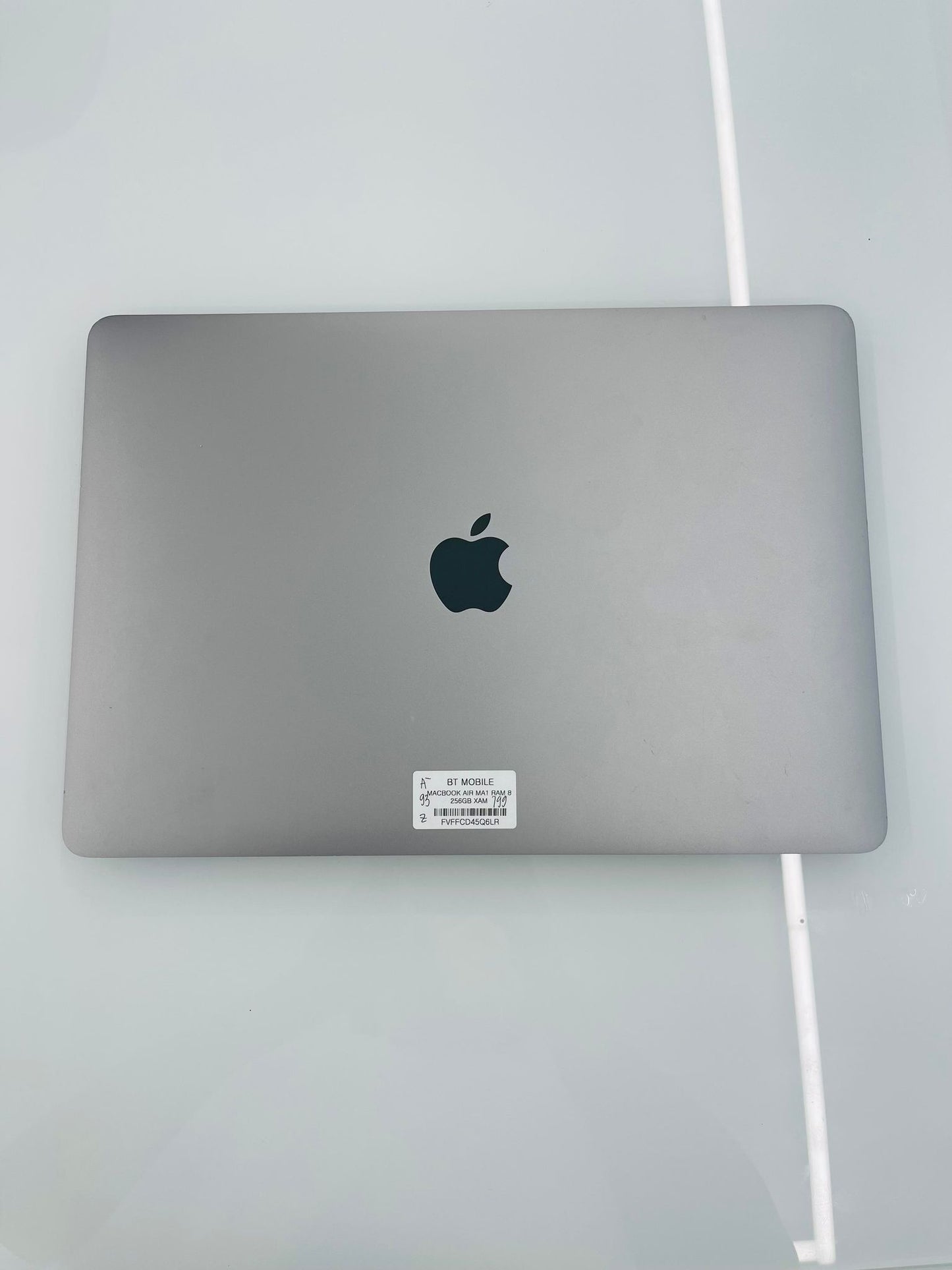 MacBook Air M1 8gb/256gb Màu xám, Pin zin 93%, Máy xước nhẹ, chưa qua thay sửa