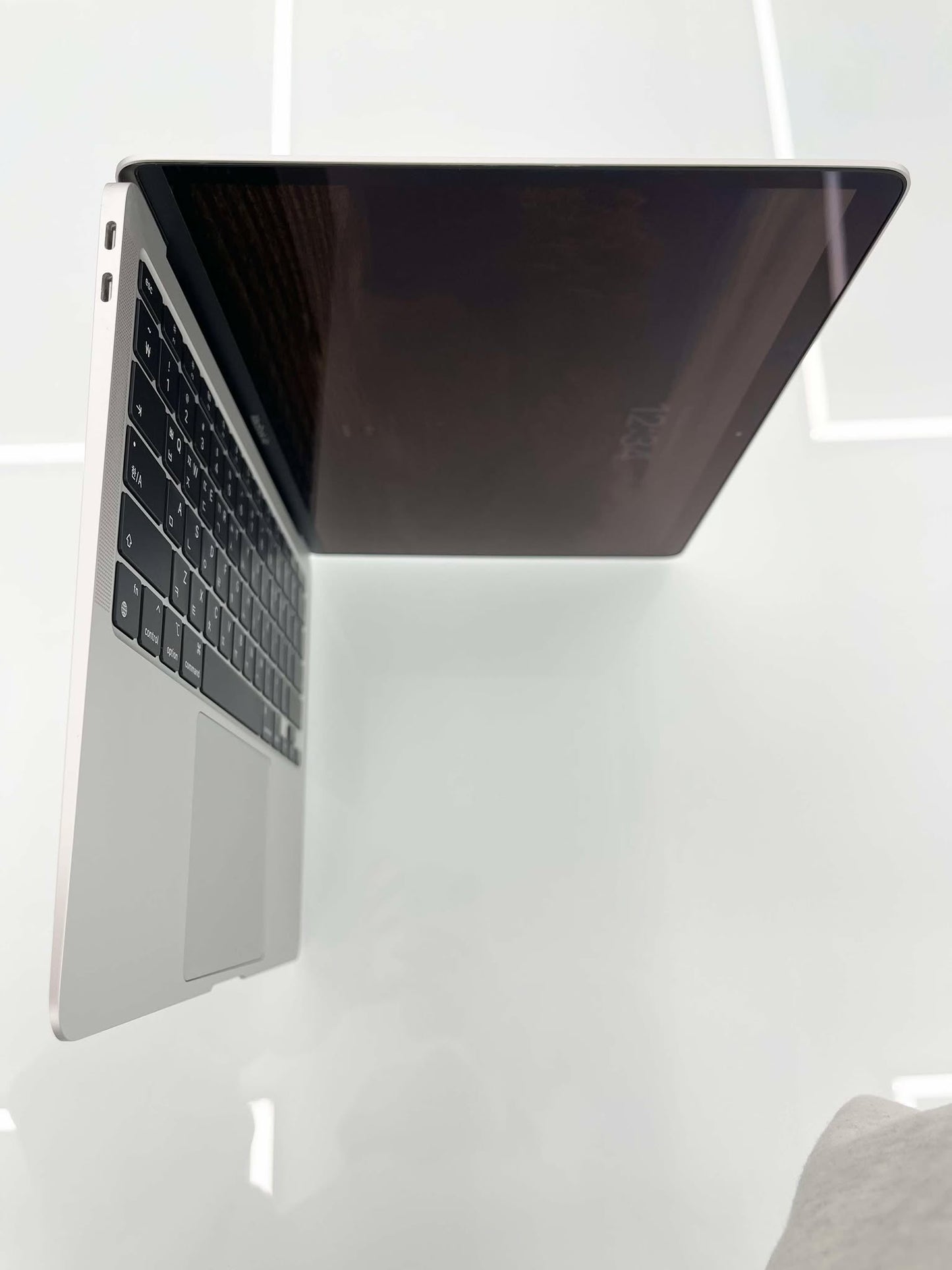 MacBook Air M1 bản 8gb/256gb Màu Bạc, Pin zin 100%, Máy đã sạc 29 lần, Máy zin chưa qua thay sửa - QL67