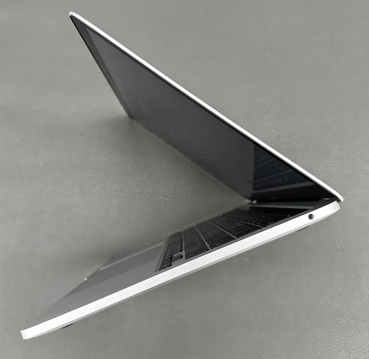 MacBook Pro M2 bản 8/256 màu Bạc full box- Pin 98% - QWDD4 - a-