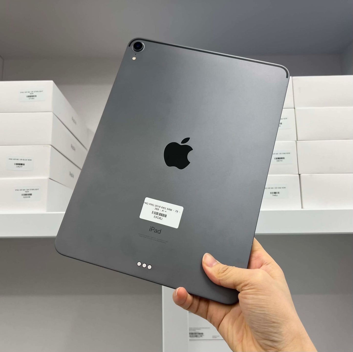 IPad Pro 2018 bản 64GB Màu xám - Pin 79% - EKD6J - B+* BH3T