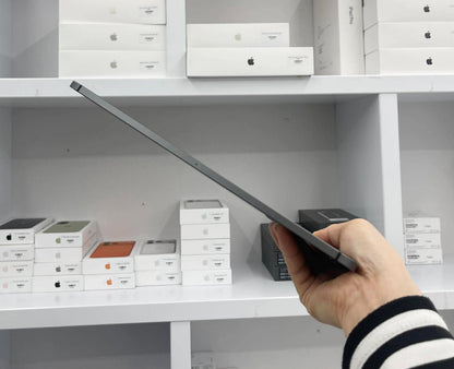 IPad Pro 2018 bản 64GB Màu xám bản sim - Pin 88% - RKD7V B*