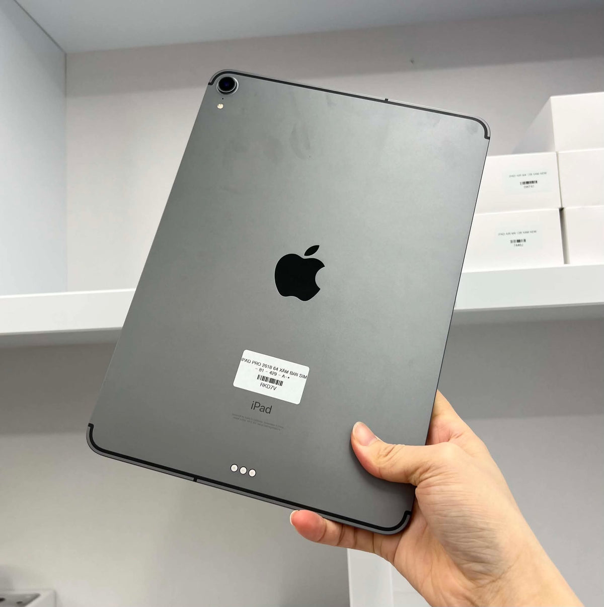 IPad Pro 2018 bản 64GB Màu xám bản sim- Pin 81% - rkd7v - a-* Busan