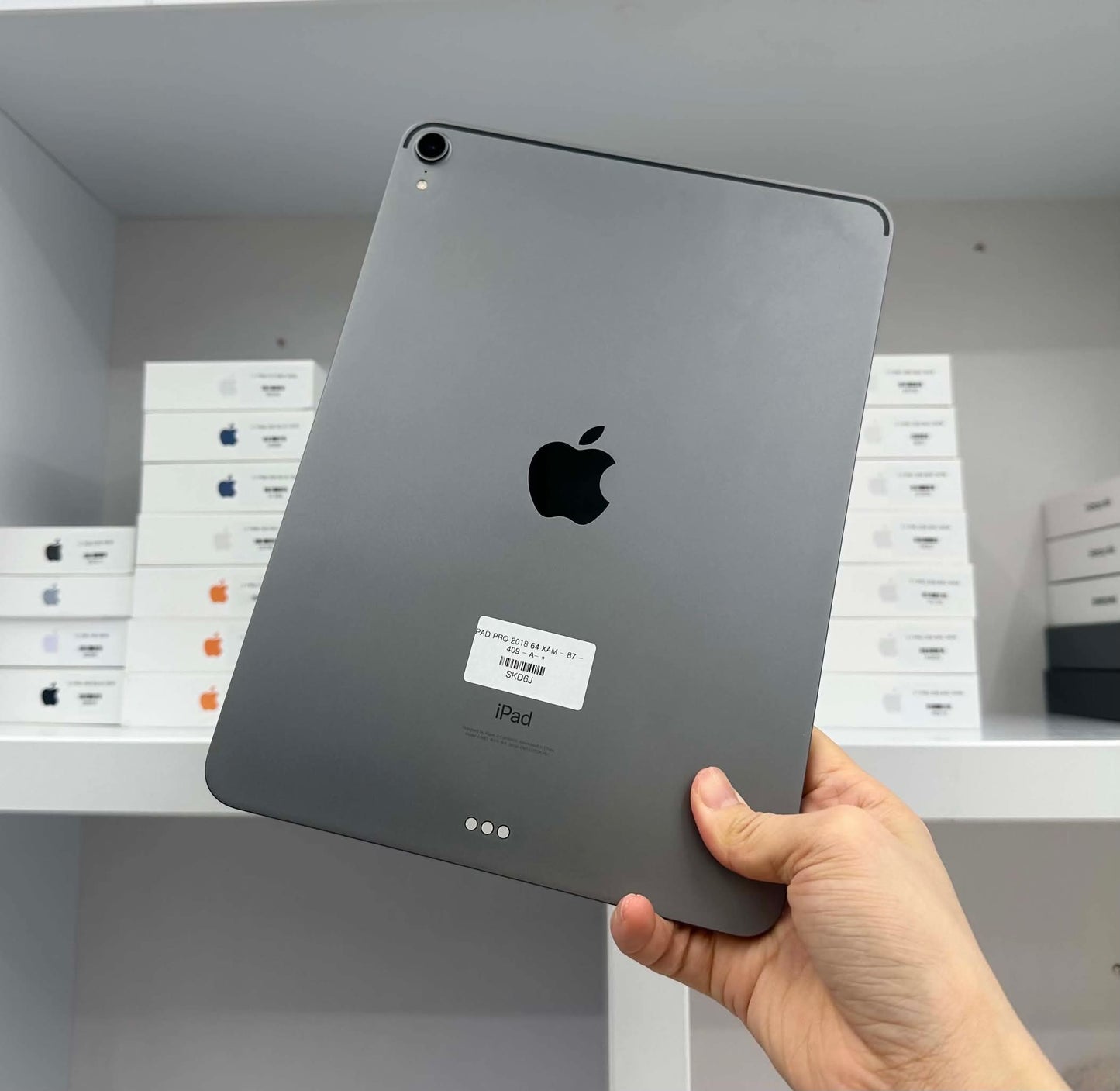 IPad Pro 2018 bản 64GB Màu xám - Pin 87% - SKD6J A-*