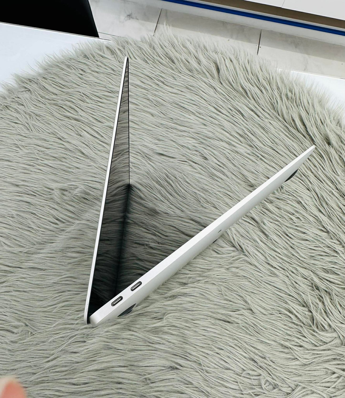 MacBook Air M1 bản 8gb/256gb Màu Bạc - Pin 90% - E11WFY A-