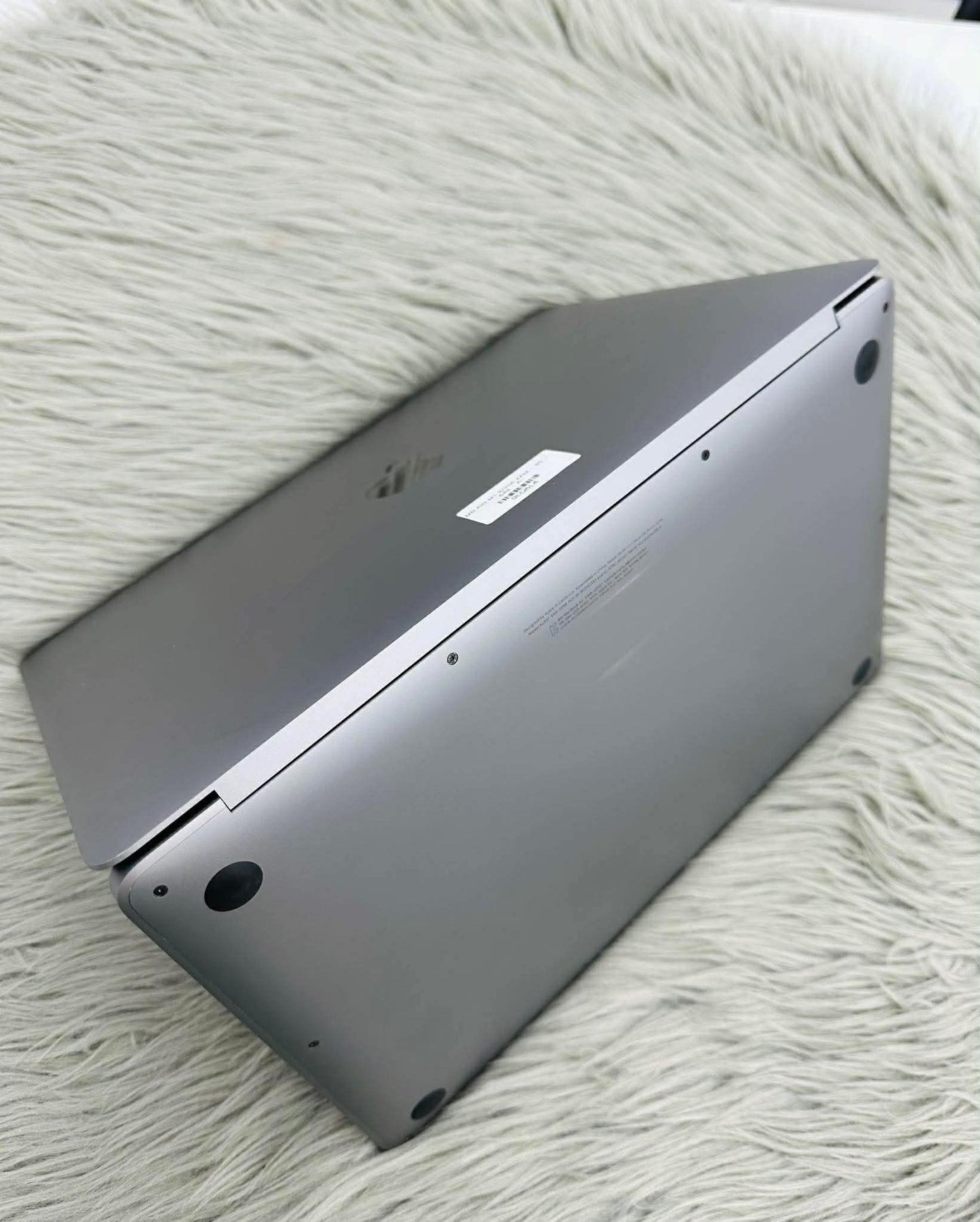 MacBook Air M1 bản 8GB / 256GB Màu xám - Pin 85% - 9LQ6L4 A-
