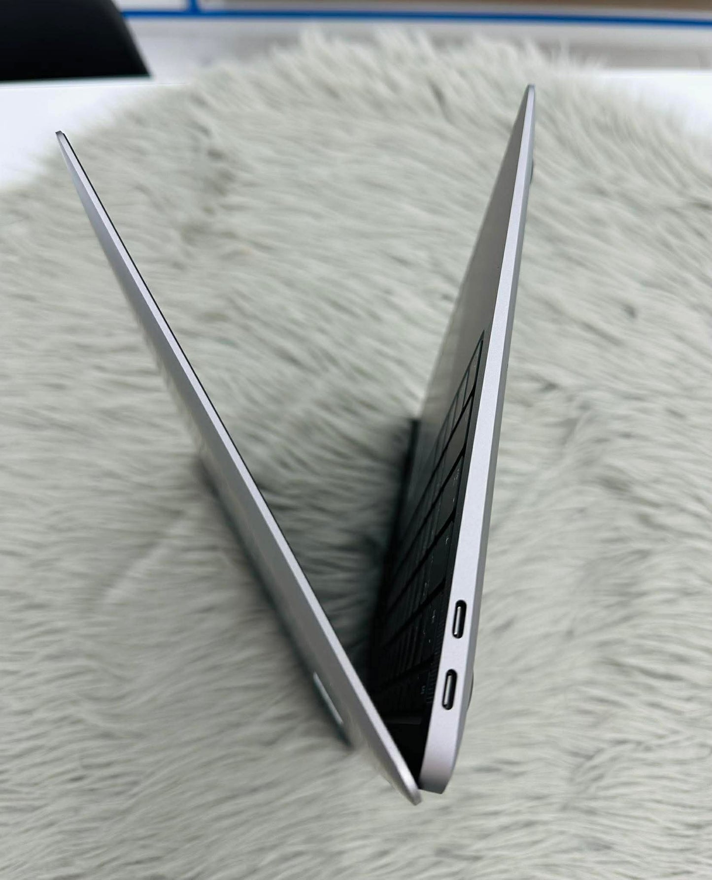 MacBook Air M1 bản 8GB / 256GB Màu xám - Pin 97% - K6Q6L4 A-